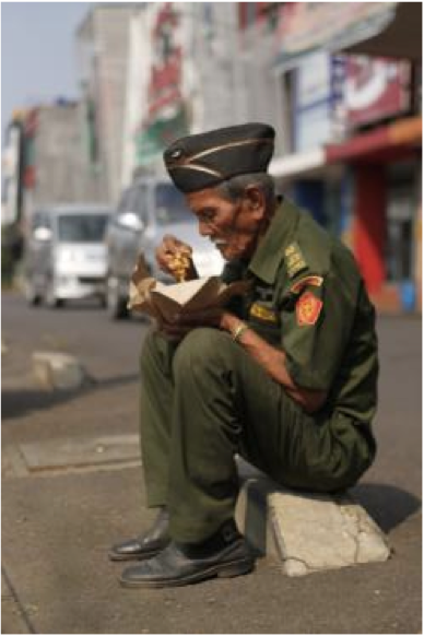 Pak Sidi 90 tahun, Veteran Kemerdekaan Republik Indonesia, masih berjuang tuk sebungkus nasi | Sumber